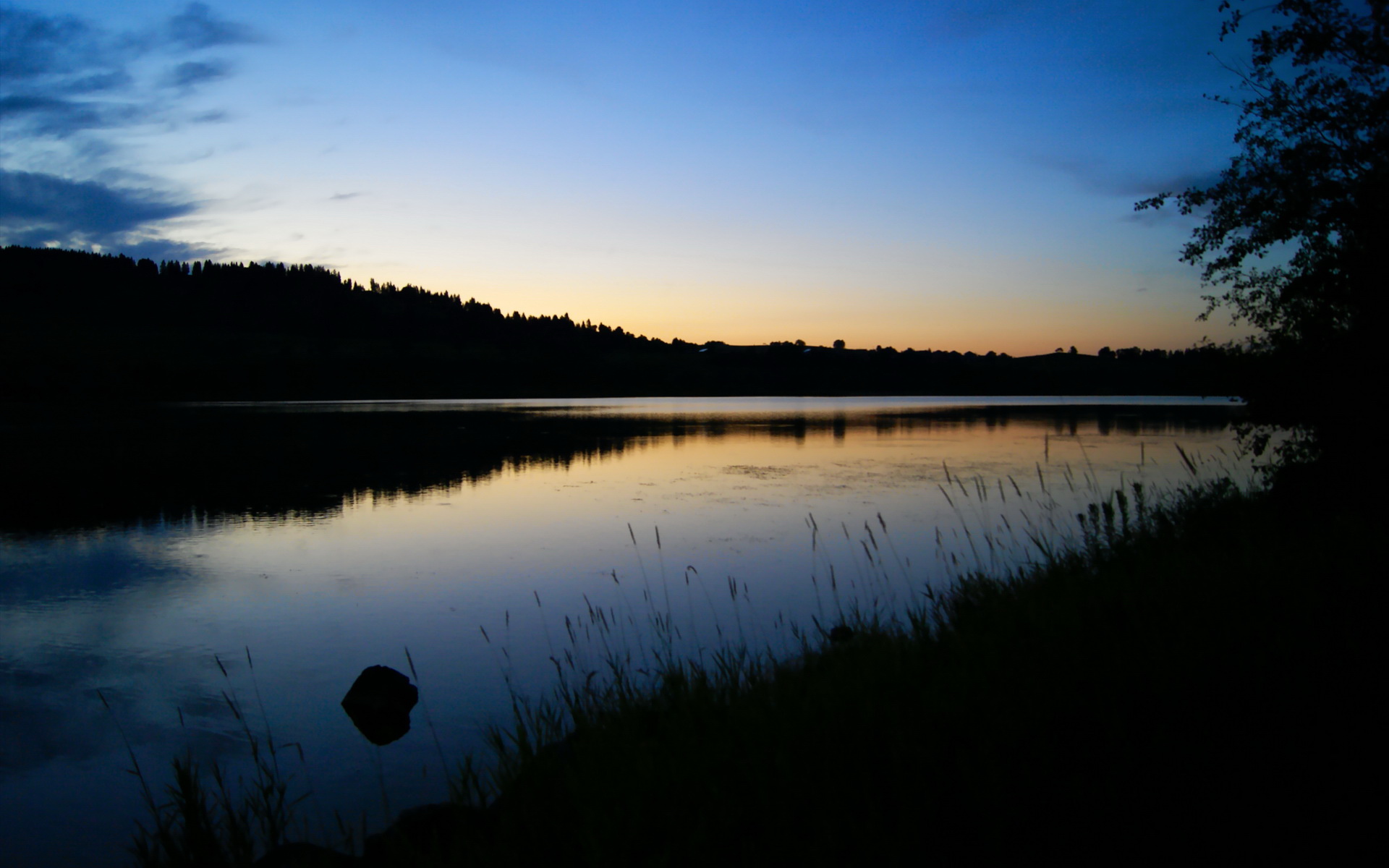fb体育官网入口-车手飞跃障碍，一次罕见的极限挑战，赛车飞跃撞车