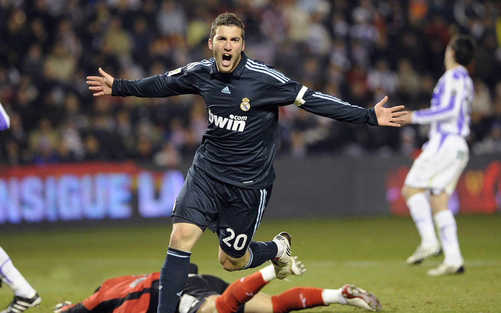 fb体育电竞-德文·布克登顶联盟得分王，太阳力压西部群雄，德文·布克集锦